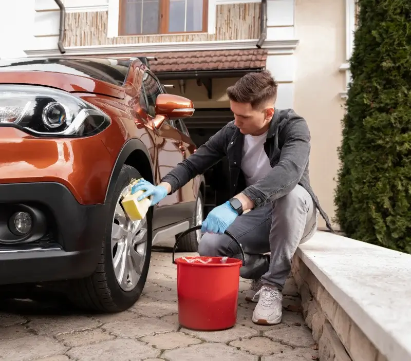 Lavage auto à domicile Champlay : professionnel intervenant sur un véhicule